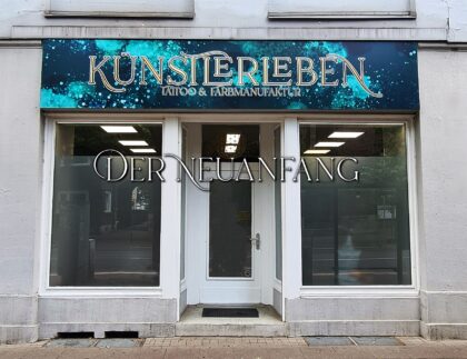 Umbau Künstlerleben Tattoostudio Hannover – selbstgebauter Tresen, Regal, Farbkonzept Türkis Petrol